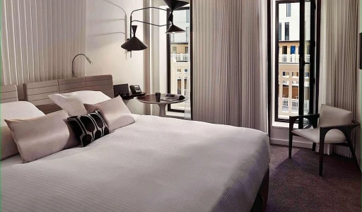 Comment l'élégance intemporelle des hôtels de luxe parisiens façonne-t-elle une expérience unique?